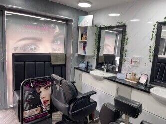 Beauty Saloon on Ilford lane , fully running and furnished, very cheap on rent and cheap premium