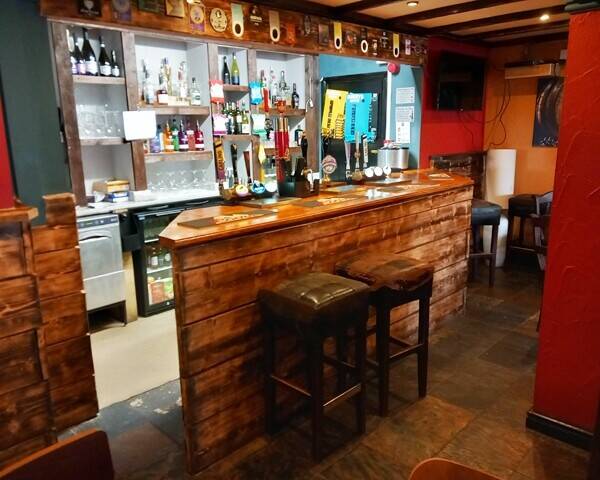 CARMARTHENSHIRE - TORBAY INN, LLANDEILO - WELL APPOINTED COTTAGE STYLE PUBLIC HOUSE Photo 3