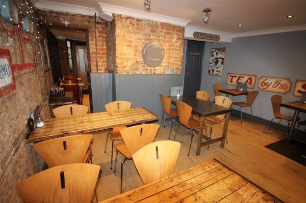 LICENCED LEASEHOLD CAFÉ WITH 3 BEDROOM FLAT Photo 3