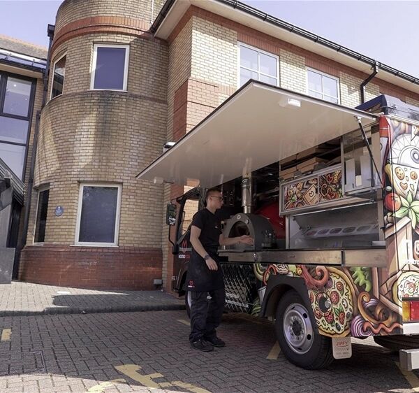 WORLDS FIRST PIZZA TAKEAWAY THAT COOKS PIZZA AT THE DOOR Photo 3
