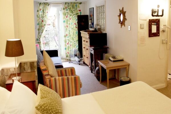 10 Bedroom Guest House for Sale