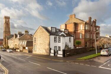 Well presented B&B/family home located within affluent seaside town close to all amenities. Photo 3