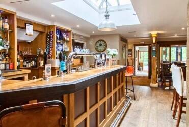 OXFORDSHIRE/GLOUCESTERSHIRE – HIGH TRADING COTSWOLDS INN Photo 3