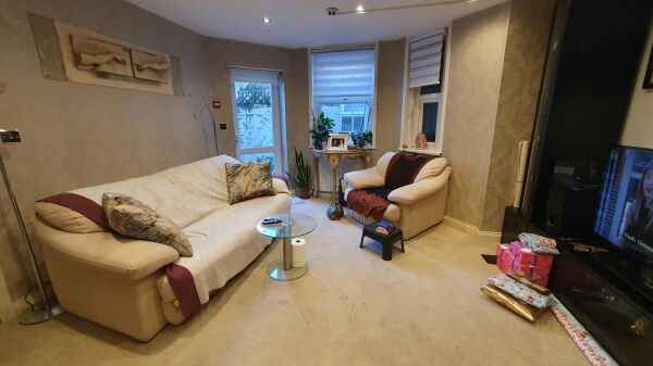 Centrally Located 29 bed (18 En-Suite, 1 with En-Suite Shower) Private Hotel with Owners/Managers Apartment Formerly Granted an HMO licence