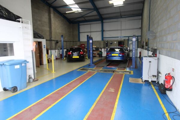 London Properties are pleased to the market this very well-established one-man Class 4 -7 MOT center located in Flowers Industrial Estate is accessed Photo 3