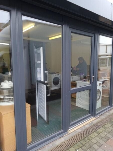 FREEHOLD VACANT PREMISES WITH PRIVATE APARTMENTS NEAR ROTHERHAM