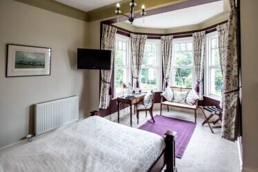 AN ELEGANT, STYLISH & WELL EQUIPPED 8 BEDROOMED COUNTRY HOUSE BED/BREAFAST/EVENTS VENUE, WIRRAL Photo 3
