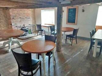 WARWICKSHIRE - HISTORIC PUBLIC HOUSE ON MAIN THOROUGHFARE INTO TOWN CENTRE Photo 3