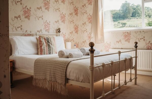 BEAUTIFUL 13 BED GUEST HOUSE with LOVELY OWNERS ACCOM, POWYS
