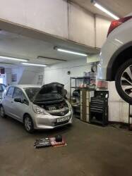 Busy car mechanic garage in east Belfast main street Photo 4