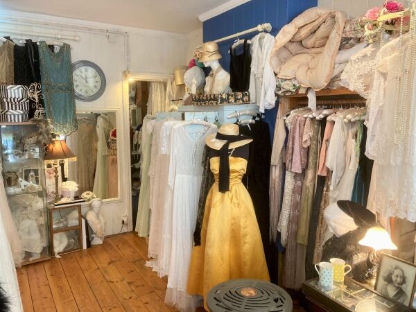 ANTIQUE & VINTAGE WEDDING DRESSES & FASHION OUTLET