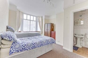 HOTEL / GUEST HOUSE & DEVELOPMENT OPPORTUNITY HOTEL / GUEST HOUSE & DEVELOPMENT OPPORTUNITY