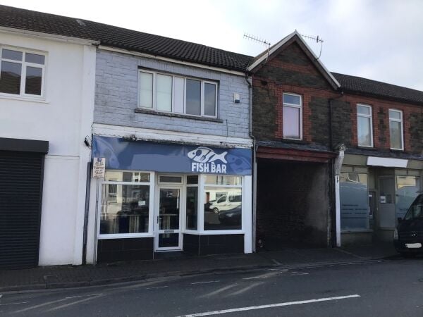 EXCELLENT CHIP SHOP PLUS 2 ADDITIONAL RENTAL FLATS INCOME, Nr PONTYPRIDD