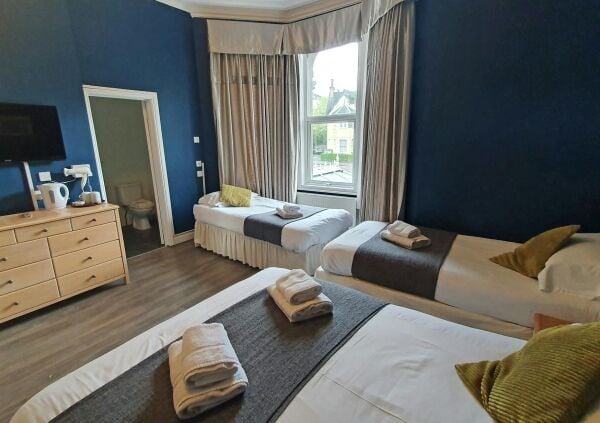Prominent 28/29 Bedroom 2 Star Hotel with Consent to Extend