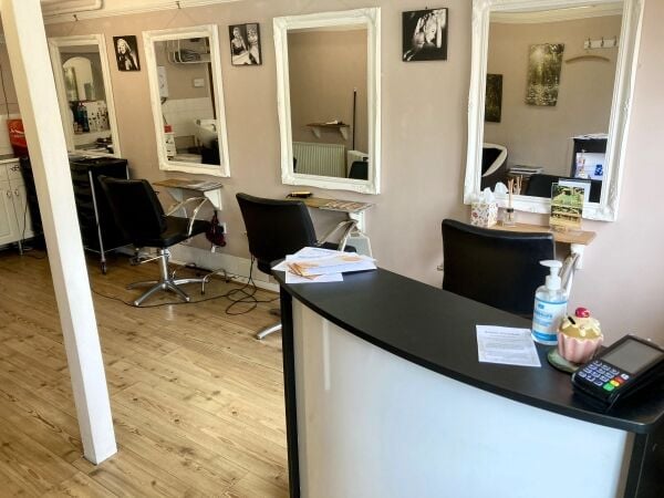 VERSATILE/MIXED EMPTY COMMERCIAL PREMISES & SPACIOUS 4 BEDROOM HOUSE VERSATILE/MIXED EMPTY COMMERCIAL PREMISES & SPACIOUS 4 BEDROOM HOUSE