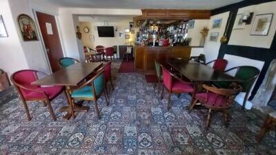 HEREFORDSHIRE – BLACK AND WHITE MAIN ROAD PUBLIC HOUSE SET IN 2.25 OF AN ACRE