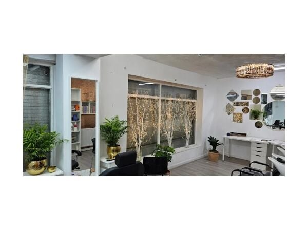 Turn the Key to Beauty! Stylish Salon in Prime Location Now Available