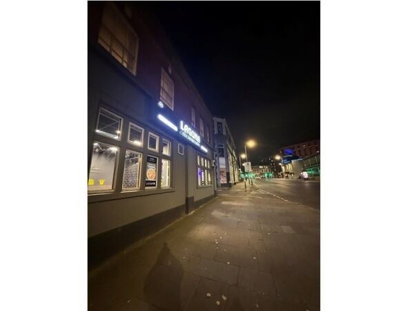 Highly Rated Pizza & Kebab House with Loyal Customer Base