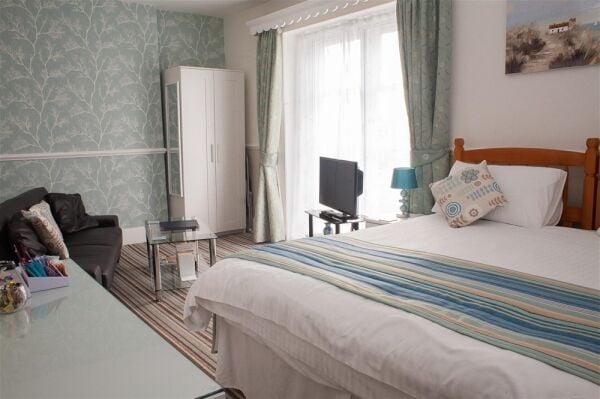 Captivating 7-Bedroom Georgian Guest House with En Suites for Sale For Sale in Minehead