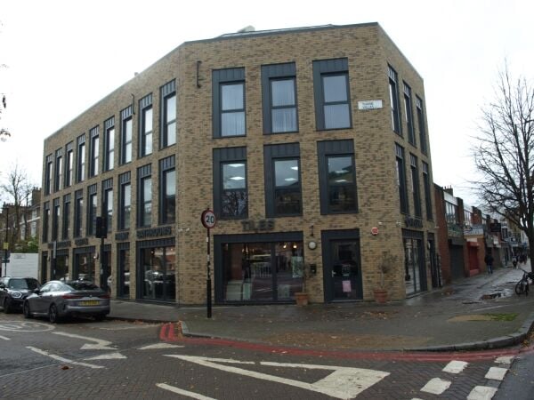 London Properties are pleased to offer to the market this beautiful Office boasts high ceilings and expansive windows, North London London Properties are pleased to offer to the market this beautiful Office boasts high ceilings and expansive windows, North London