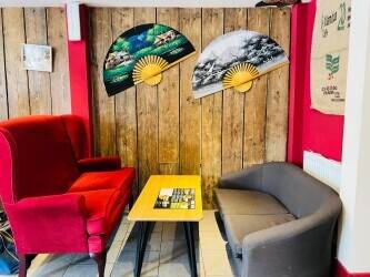 BURGER & FRIED CHICKEN SHOP WITH PUB