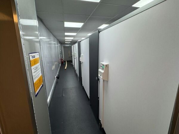 Dog Groomer, Office, Salon, Retail Space in East Kilbride Dog Groomer, Office, Salon, Retail Space in East Kilbride
