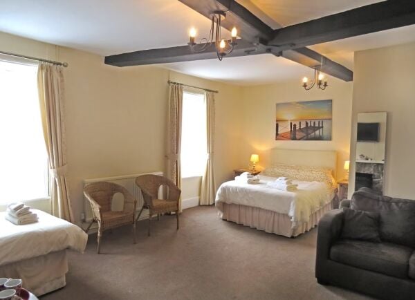 REDUCED - Iconic 17th-Century Pub and B&B in Prime Kent Location