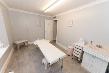 Vacant Former Salon available for lease assignment