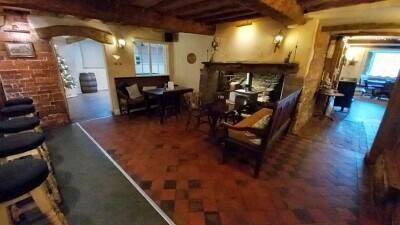 HEREFORDSHIRE -  BLACK & WHITE VILLAGE FREEHOUSE