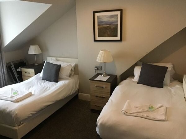 GUEST HOUSE IN VIBRANT SEASIDE TOWN, VALE OF GLAMORGAN GUEST HOUSE IN VIBRANT SEASIDE TOWN, VALE OF GLAMORGAN