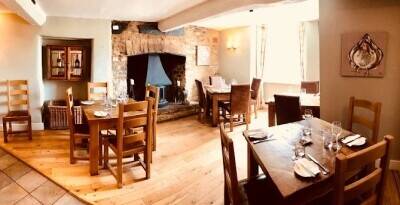 NORTHEAST COTSWOLDS (NEAR CIRENCESTER) - VILLAGE PUB & RESTAURANT NORTHEAST COTSWOLDS (NEAR CIRENCESTER) - VILLAGE PUB & RESTAURANT