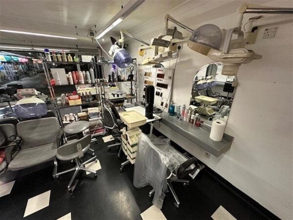 LEASEHOLD HAIR/BEAUTY & NAIL SALON LEASEHOLD HAIR/BEAUTY & NAIL SALON