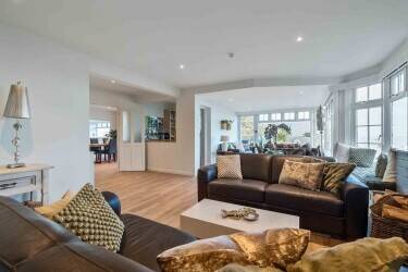 A beautifully presented detached 9-bedroom en-suite guest house A beautifully presented detached 9-bedroom en-suite guest house