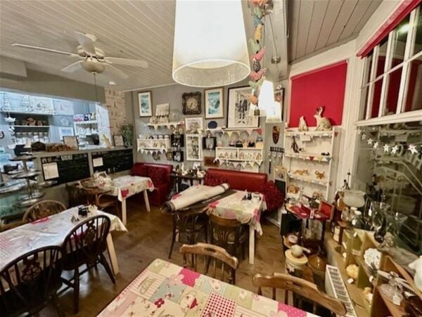LEASEHOLD CAFÉ  WITH 3 BEDROOM FLAT