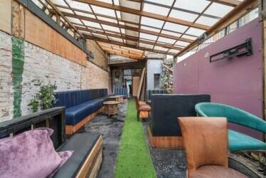 WELL ESTABLISHED BAR & RESTAURANT - FOR SALE - PALMERS GREEN, LONDON