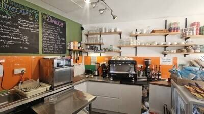 TRADITIONAL COASTAL CAFÉ IN BEAUTIFUL COASTAL TOWN