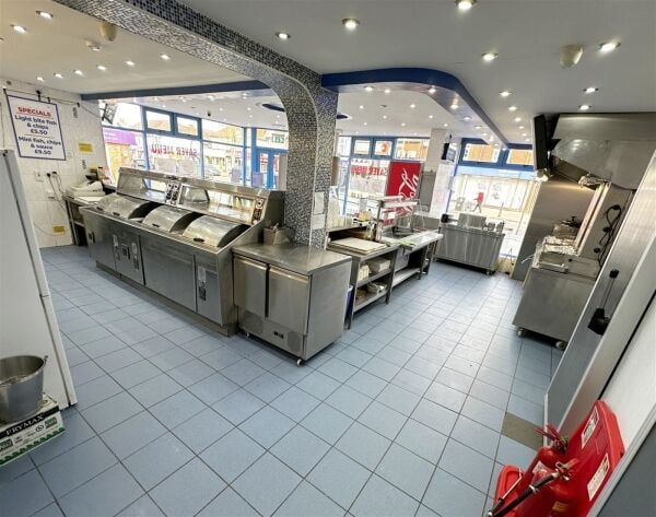 Spacious fish & chip takeaway, prominent Leicester corner