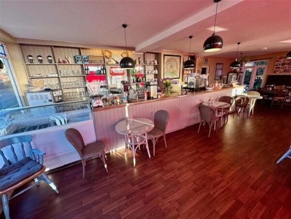 LEASEHOLD LIC. CAFE/RESTAURANT & ICE CREAM PARLOUR