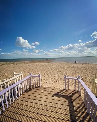BEACH HUT HIRE & HOLIDAY RENTAL BUSINESS PRICE: £89,999 plus SAV LOCATION MERSEA, ESSEX REF: R0134E