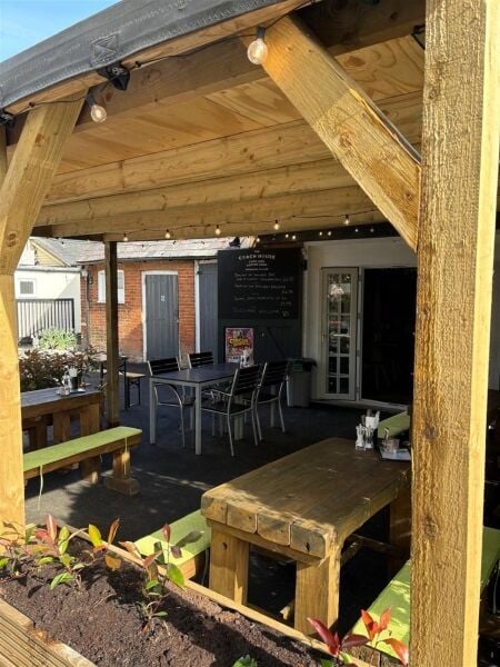 GASTROPUB AND CAFÉ