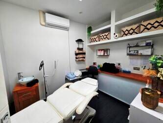 FREEHOLD HAIR & BEAUTY SALON + LARGE 3 BED FLAT – FOR SALE – SOUTH EAST LONDON