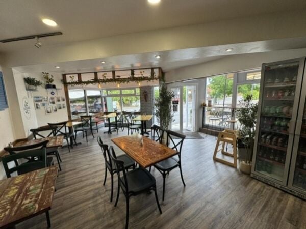 Leasehold Greek Takeaway & Restaurant Located In Rugby
