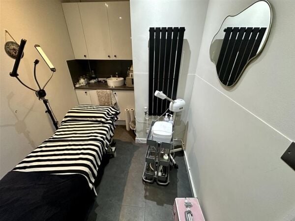 LEASEHOLD
HAIR & BEAUTY SALON