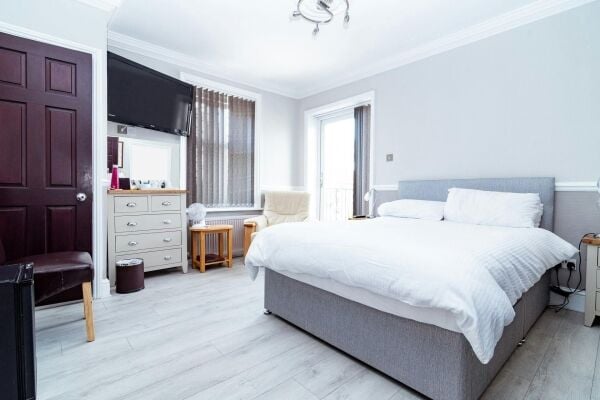 Fully Refurbished HMO Investment Property Occupying Prominent Position Fully Refurbished HMO Investment Property Occupying Prominent Position