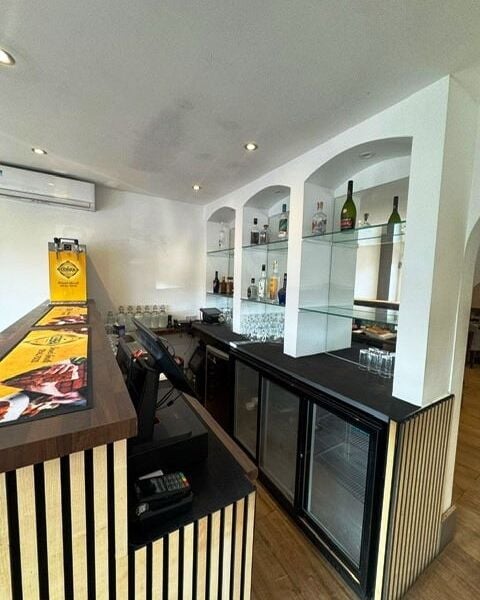 Licensed Restaurant & Bar closed for Sale Licensed Restaurant & Bar closed for Sale