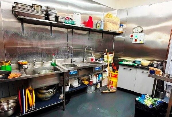 Indian Takeaway - Established 2026, Premier Extractor Installed Suitable For Chicken, Kebab And Pizza Takeaway for Sale