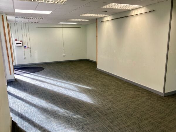 EMPTY RETAIL PREMISES EMPTY RETAIL PREMISES