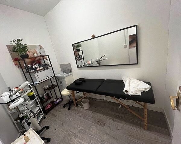 Unisex Hairdressing Salon Plus Beauty Salon for Sale Unisex Hairdressing Salon Plus Beauty Salon for Sale