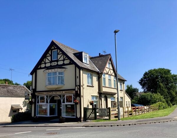 LICENSED TEAROOM/RESTAURANT AND BED & BREAKFAST LICENSED TEAROOM/RESTAURANT AND BED & BREAKFAST
