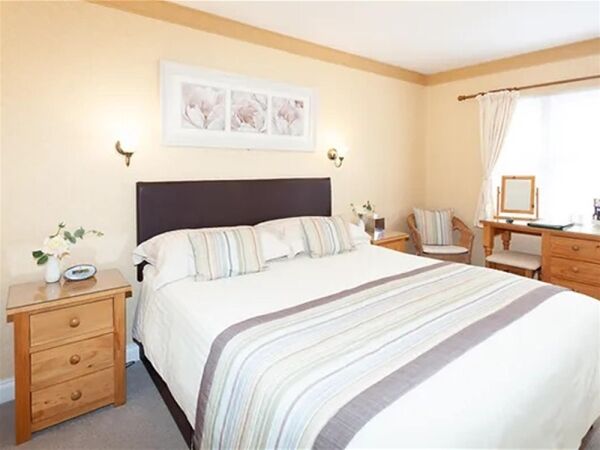 Charming Highly Rated 6-Bed Guest House in Torquay For Sale in Torquay